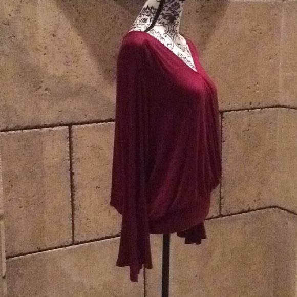 Stunning top with bell sleeve - Picture 4 of 6